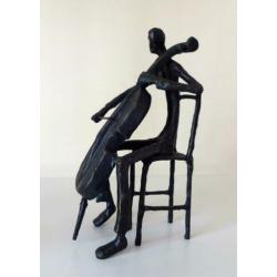 Bronzen beeld van zittende figuur die cello speelt 7010-b