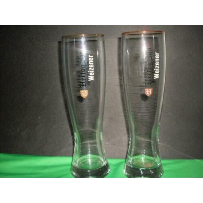 Diverse bier en frisdrankglazen en pullen