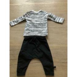 Noeser setje zwart broek en shirt met zwarte strepen maat 62