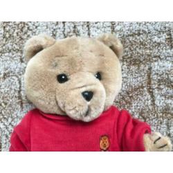 Knuffel beer bruin met rode trui, 32 cm