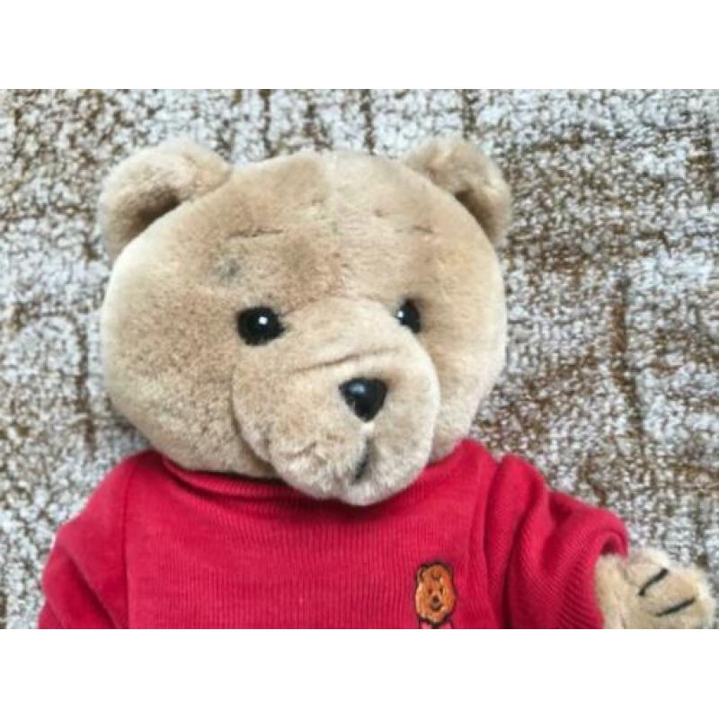 Knuffel beer bruin met rode trui, 32 cm