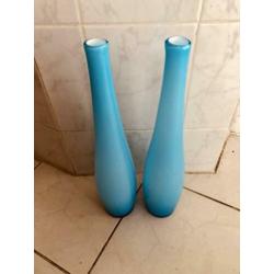 2 lichtblauwe vazen, ongeveer 45 cm hoog