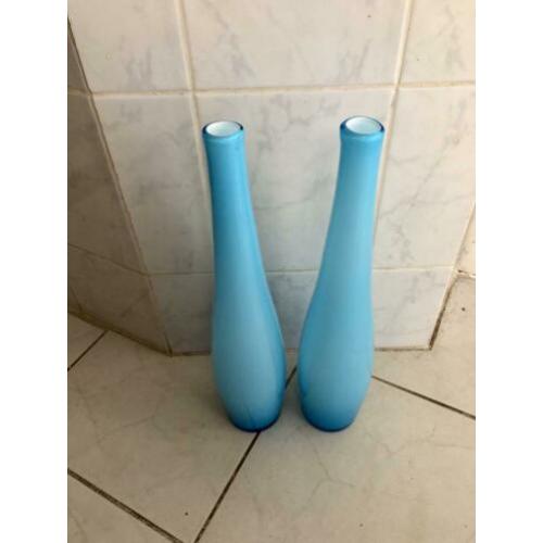 2 lichtblauwe vazen, ongeveer 45 cm hoog