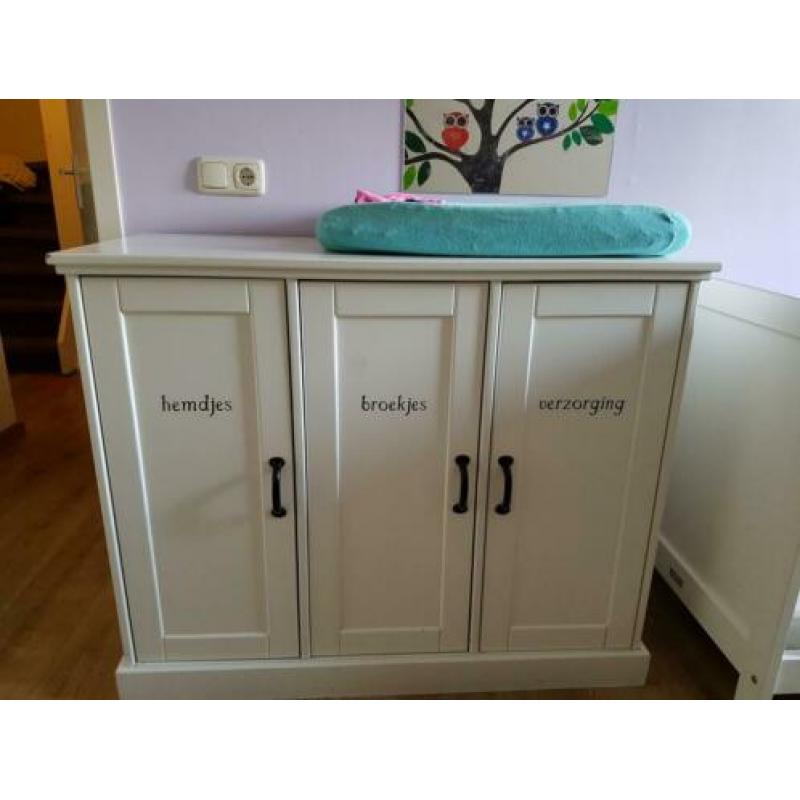 Landelijke, rustige, speelse babykamer