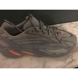 Yeezy boost 700 V2