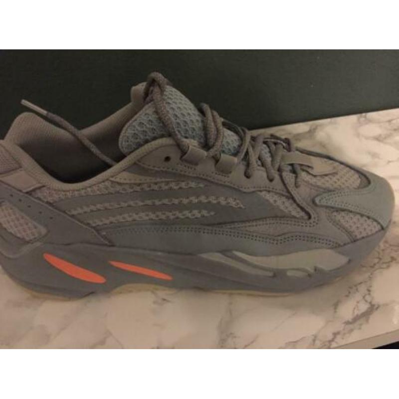 Yeezy boost 700 V2