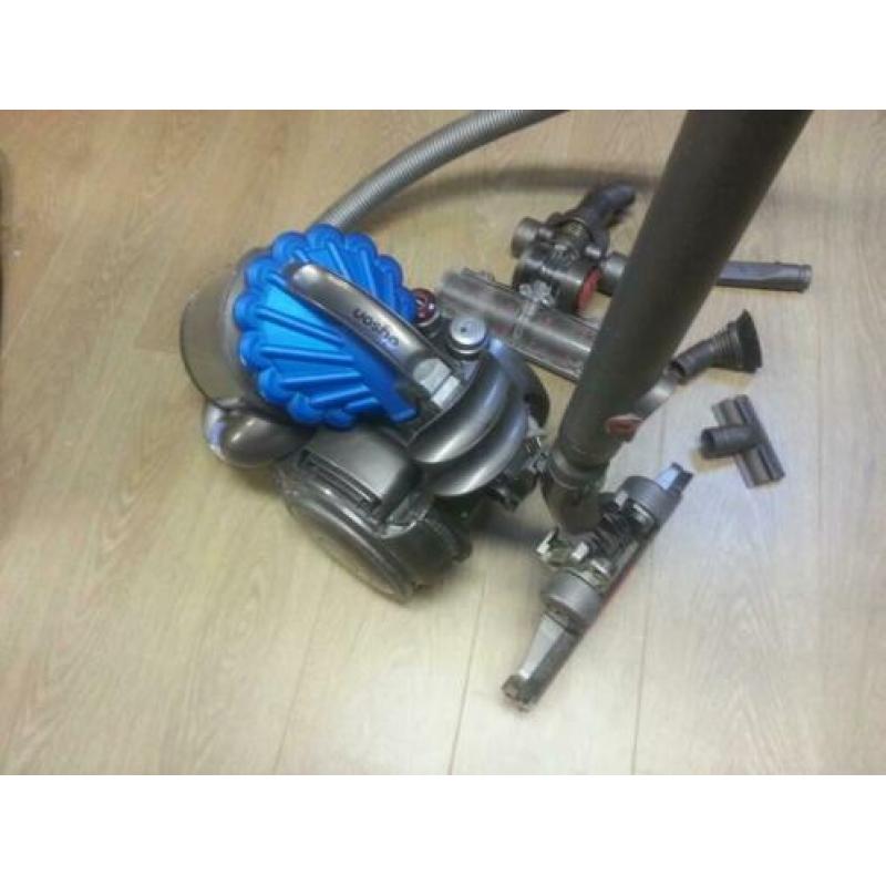 Dyson zakloze stofzuiger met hulpstukken in goede staat.