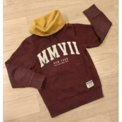 Stoere bordeaux rode trui met wijde col , maat 134 140