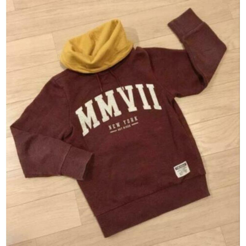 Stoere bordeaux rode trui met wijde col , maat 134 140