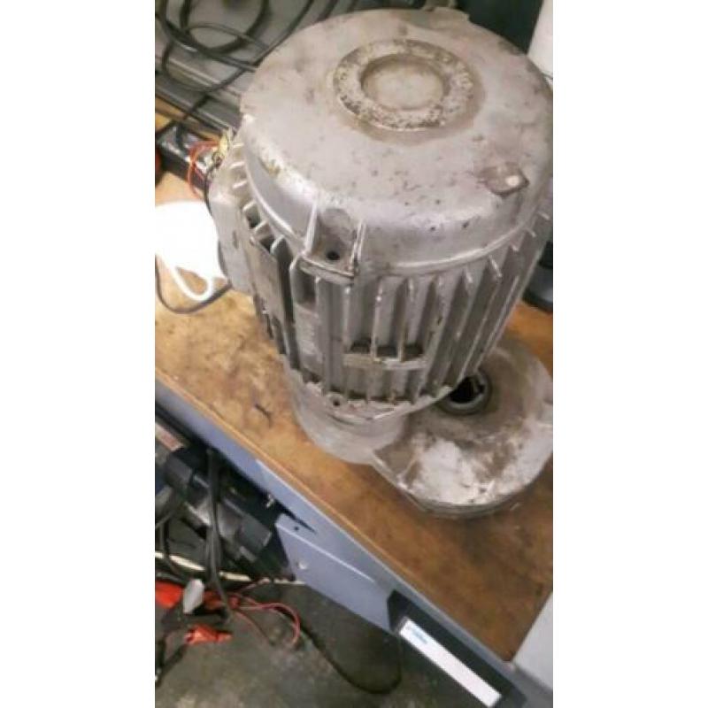 Gezocht motor voor 2 koloms hefbrug Zippo 1311 rond 1980