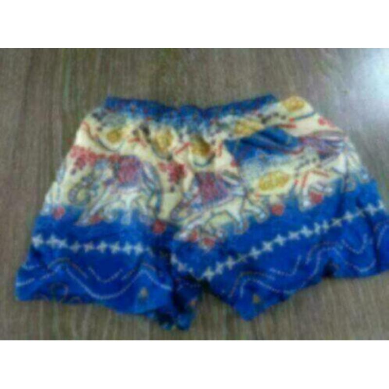 Short mt 146 vrolijke stof (dun materiaal) met olifantjes