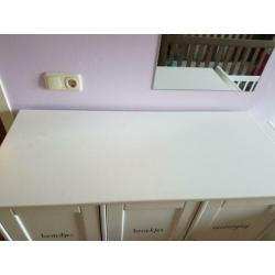 Landelijke, rustige, speelse babykamer