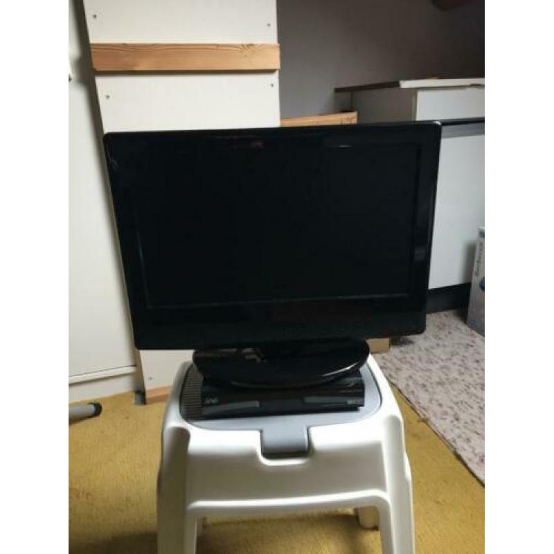 Satellietontvanger, schotelantenne en LCD TV