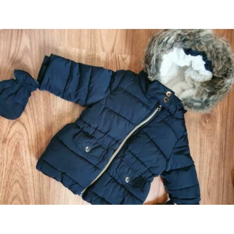 winterjas maat 68 blauw met gouden details met baby wantjes
