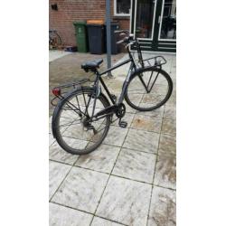 Jongens (school)fiets met drager voorop. 26 inch wielen.