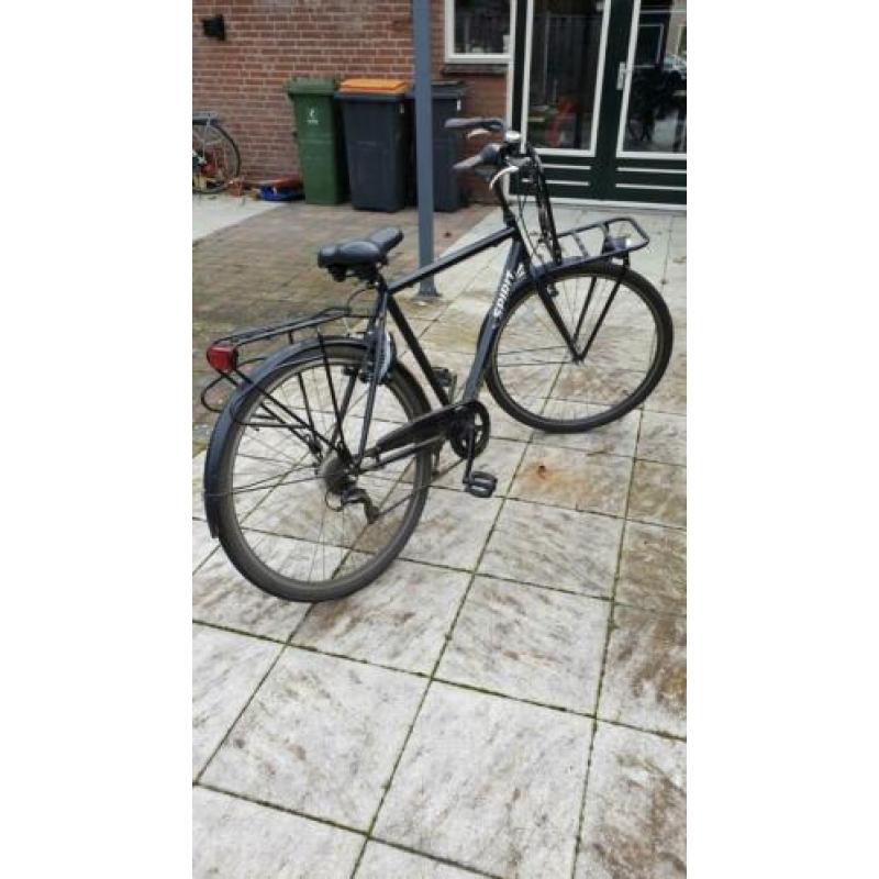 Jongens (school)fiets met drager voorop. 26 inch wielen.