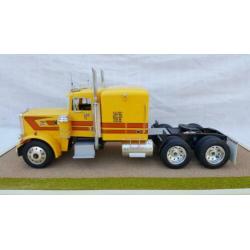 Peterbilt 359 schaal 1/16 van revell