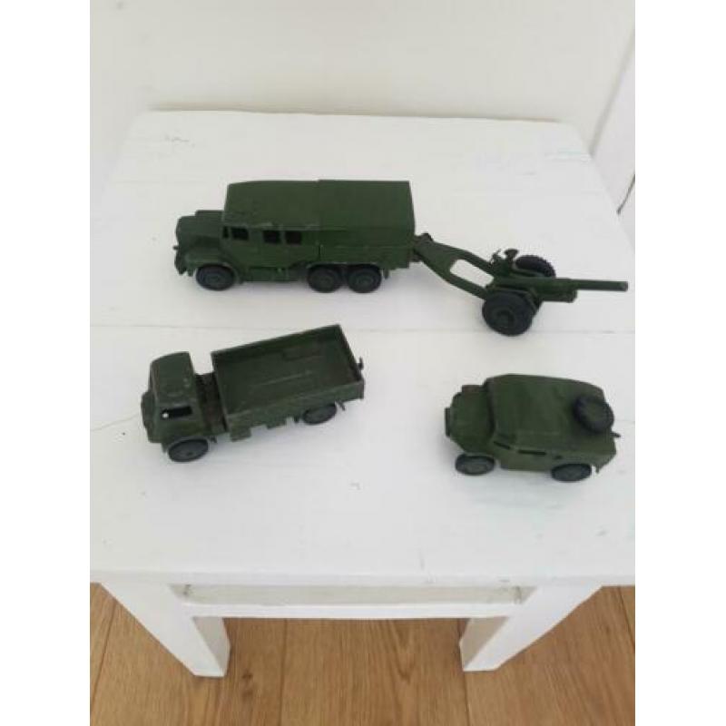 4 Dinky Toys Artillery  nr 689 +693 +nr 688 en 623