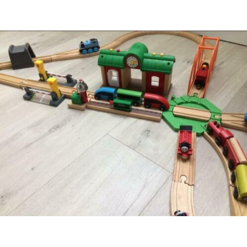 Houten treinbaan met accessoires en treintjes Brio