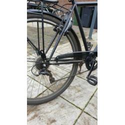 Jongens (school)fiets met drager voorop. 26 inch wielen.