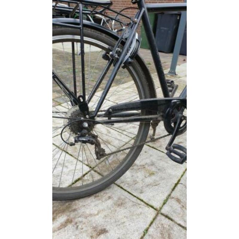 Jongens (school)fiets met drager voorop. 26 inch wielen.