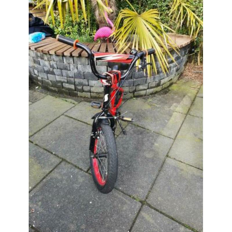 BMX jongensfiets 16 inch met zijwieltjes.