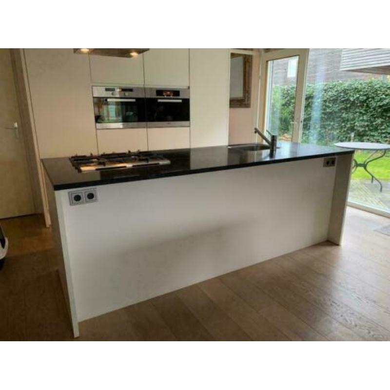 Moderne greeploze EILAND keuken+MIELE+GRANIET GEDEMONTEERD