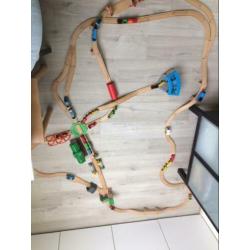 Houten treinbaan met accessoires en treintjes Brio