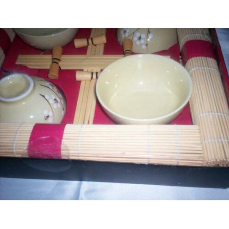 Nieuw In Doos 4 Persoons Chinese Dinnerset.