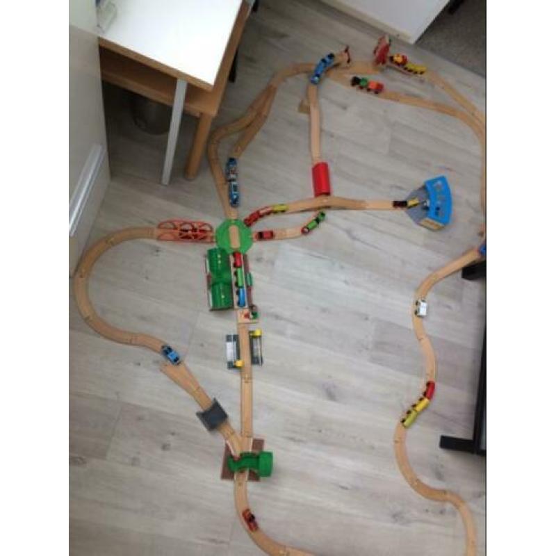 Houten treinbaan met accessoires en treintjes Brio