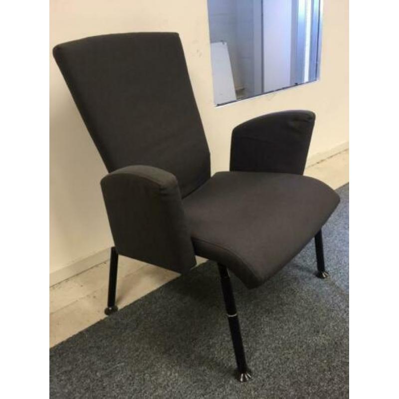 Verschillende soorten (kantoor)stoelen en tafels