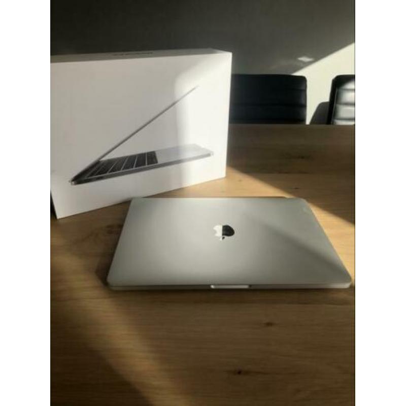 Macbook pro 2017 13’ 256SSD 8GB 2.3GHz Apple care+