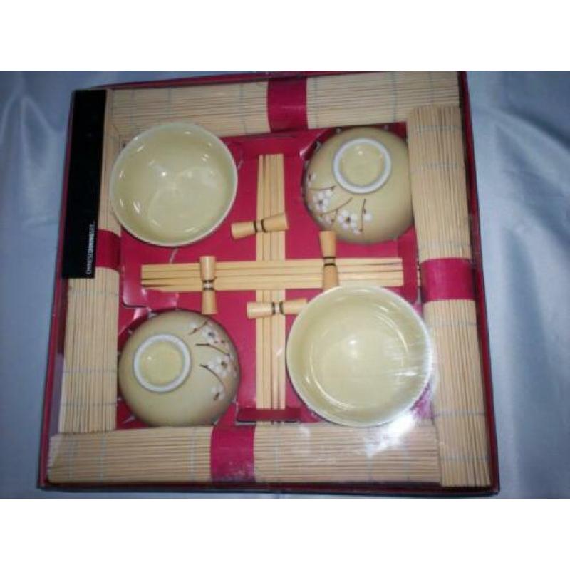 Nieuw In Doos 4 Persoons Chinese Dinnerset.