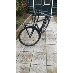 Jongens (school)fiets met drager voorop. 26 inch wielen.
