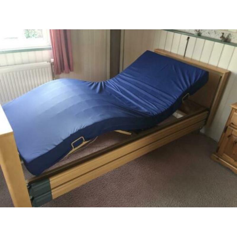 Bijna nieuw elektrisch verstelbaar hoog-laag bed Cambridge