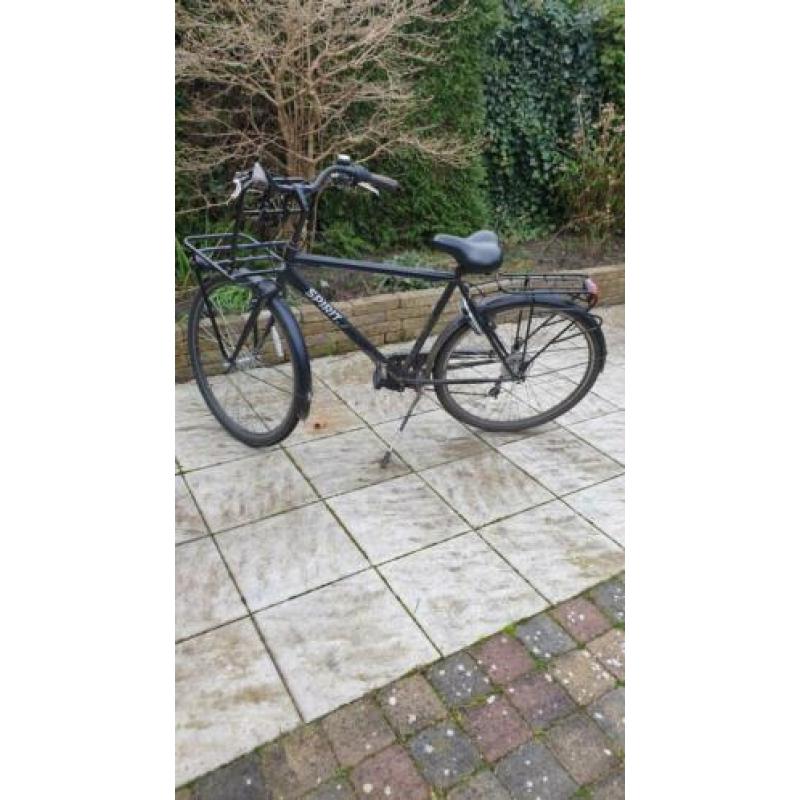 Jongens (school)fiets met drager voorop. 26 inch wielen.