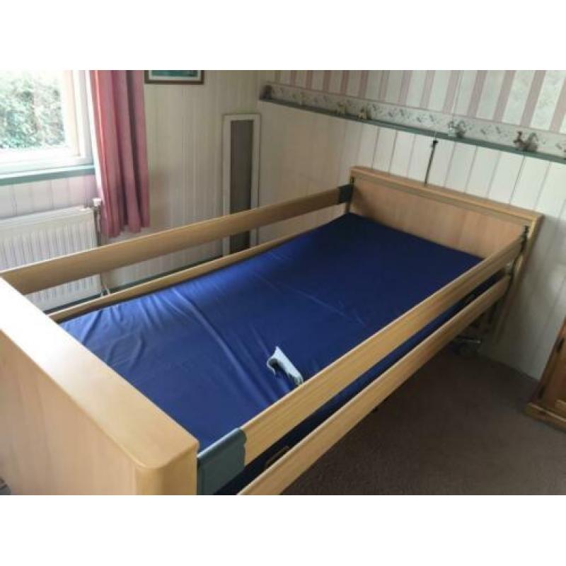 Bijna nieuw elektrisch verstelbaar hoog-laag bed Cambridge