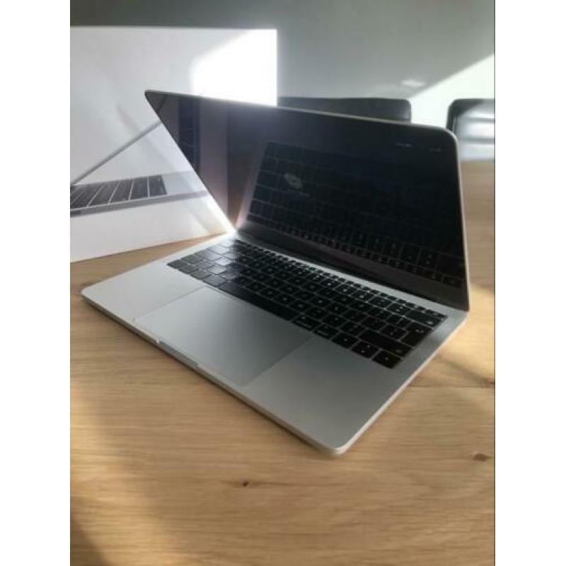 Macbook pro 2017 13’ 256SSD 8GB 2.3GHz Apple care+
