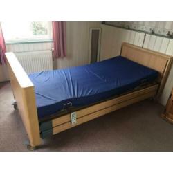 Bijna nieuw elektrisch verstelbaar hoog-laag bed Cambridge