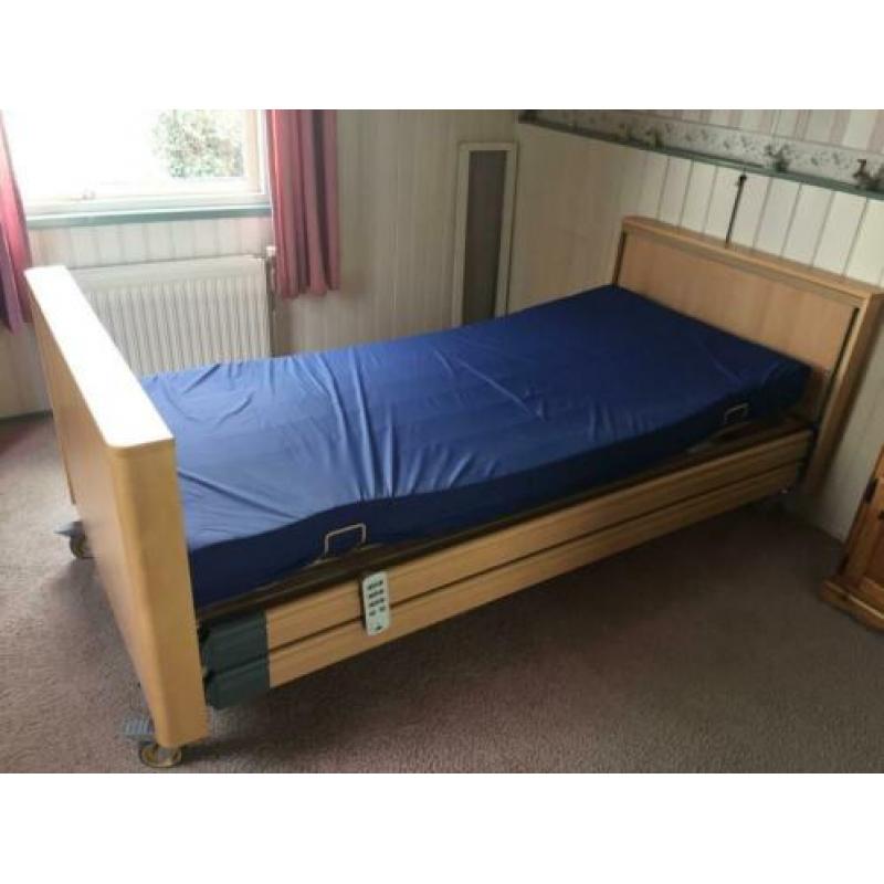 Bijna nieuw elektrisch verstelbaar hoog-laag bed Cambridge