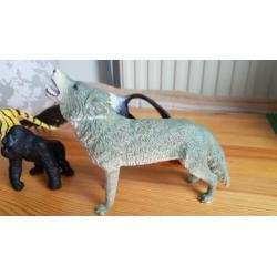 4 grote dieren, leeuwin, orang oetang, roofvogel, wilde hond