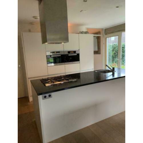 Moderne greeploze EILAND keuken+MIELE+GRANIET GEDEMONTEERD