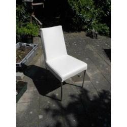 Wit leren stoelen