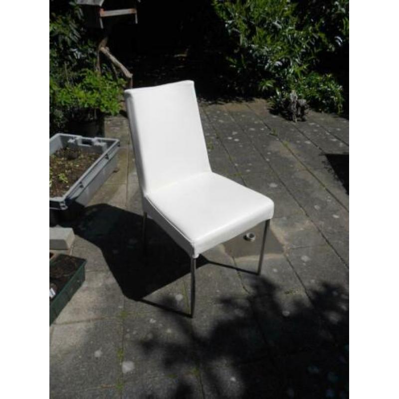 Wit leren stoelen