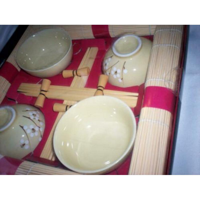 Nieuw In Doos 4 Persoons Chinese Dinnerset.