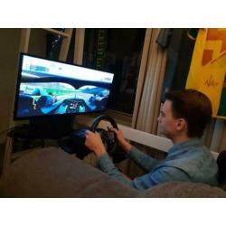 PLAYSEAT Racesimulator met ultrawide scherm