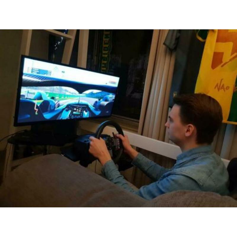 PLAYSEAT Racesimulator met ultrawide scherm