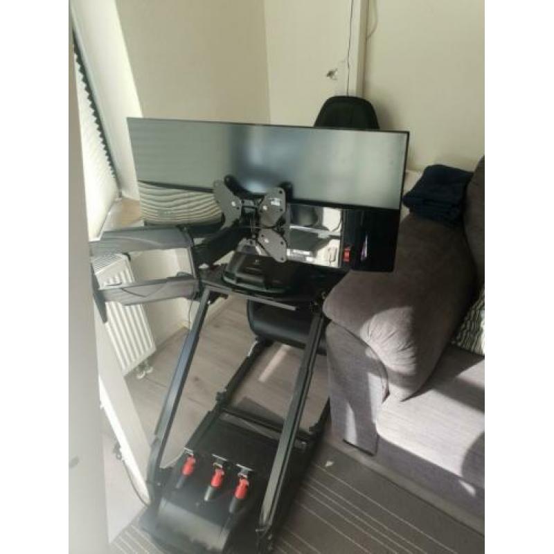 PLAYSEAT Racesimulator met ultrawide scherm