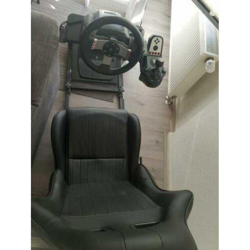 PLAYSEAT Racesimulator met ultrawide scherm