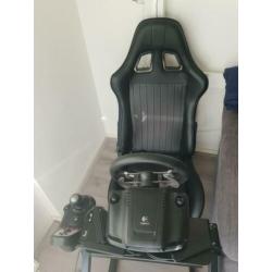 PLAYSEAT Racesimulator met ultrawide scherm